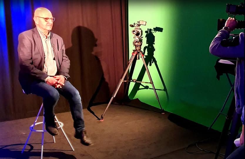 Are you curious about what happens when TV Nova challenges us to generate micro-stories in the style of professional science fiction writer Ondřej Neff?