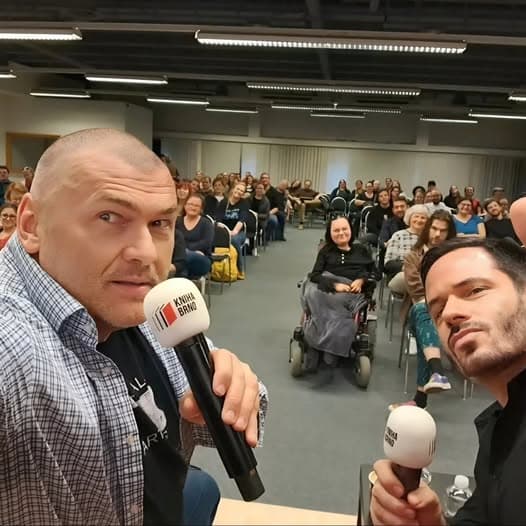 🧠📚 AI and Literature: Not Enemies, But Allies!