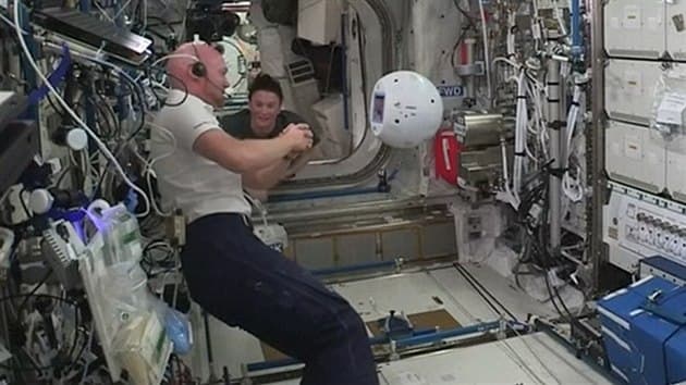 Astronaut si na ISS povídá s „chytrým robotem“ a nikoho to nevzrušuje
