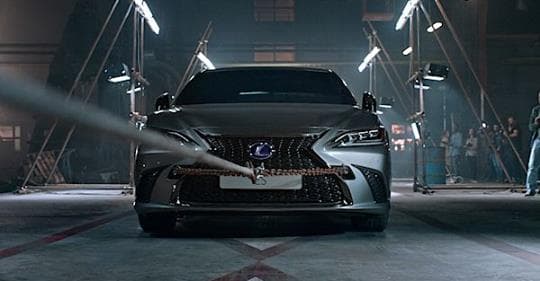 První reklama na světě, kterou napsala umělá inteligence, je na Lexus