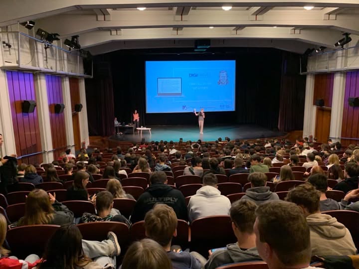 And here's a picture of Alena Reslová presenting on DigiHavel in front of nearly 400 heads...