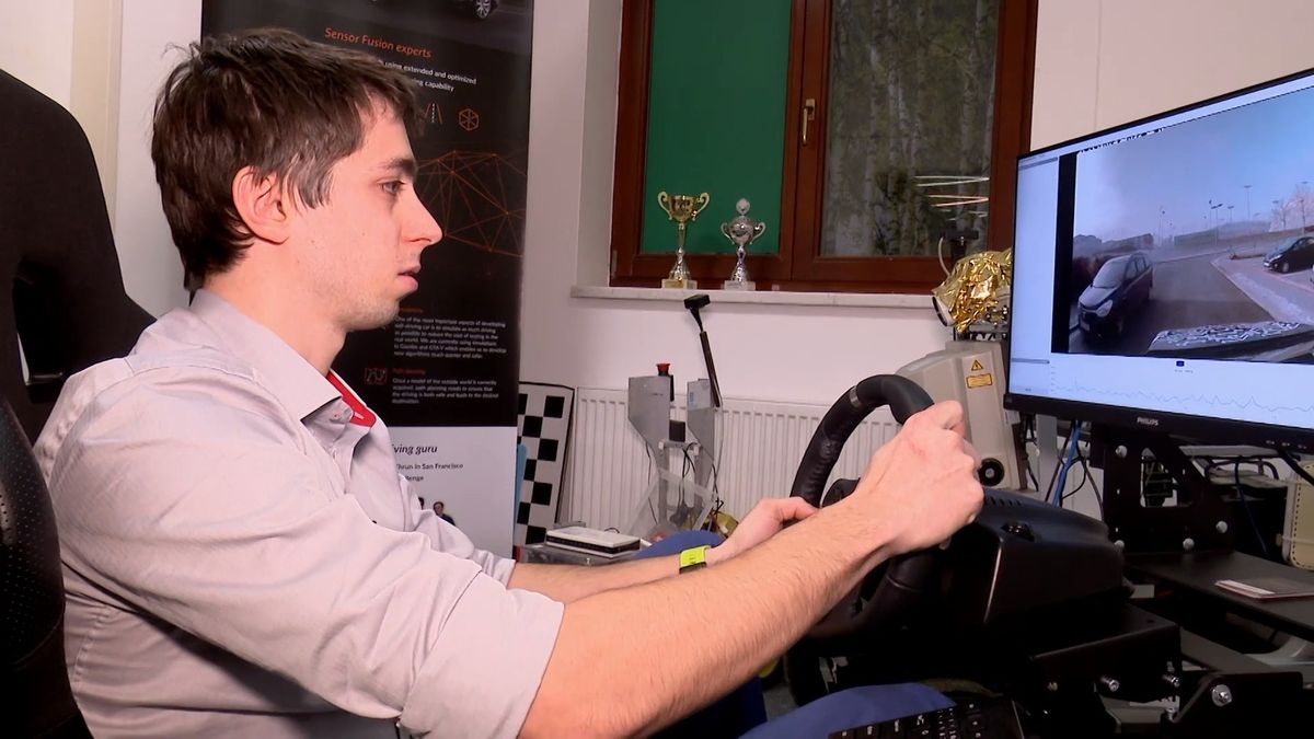 Čeští vědci stavějí auto budoucnosti. Jede po silnici, ale volantem se točí z kanceláře