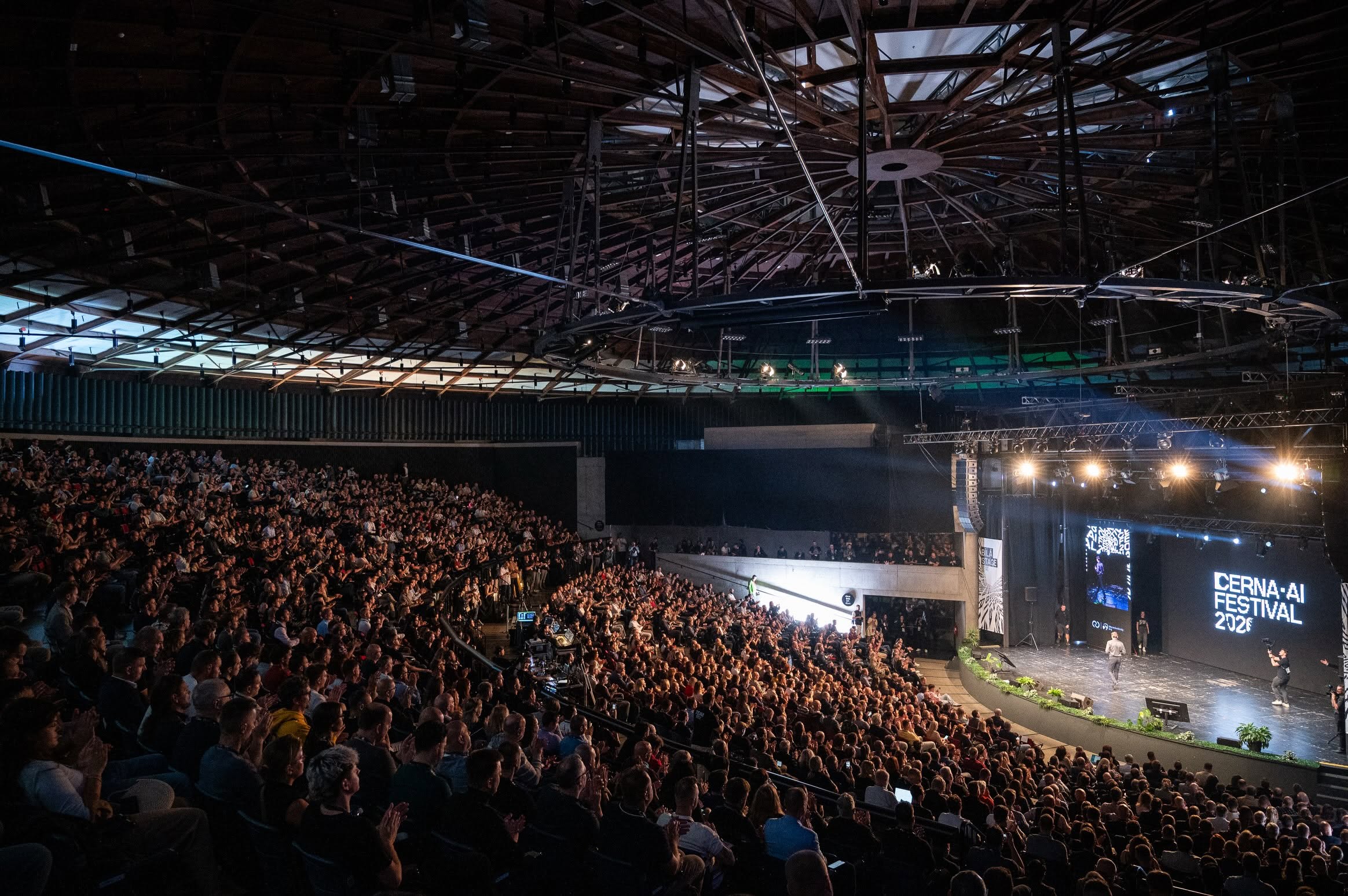 Zaplněné hlediště a pódium ostravského Gongu na festivalu CERNA.AI