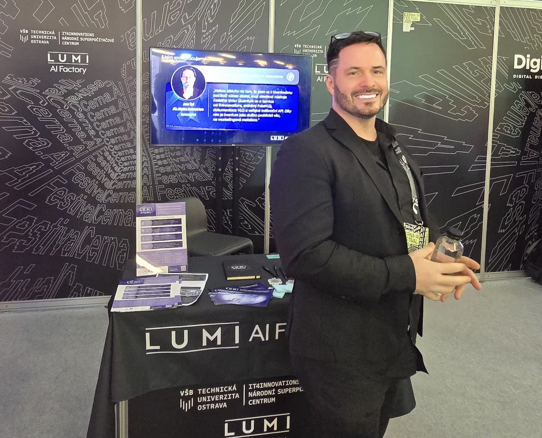 Jan Tyl při přednášce o experimentech na LUMI na festivalu CERNA.AI.