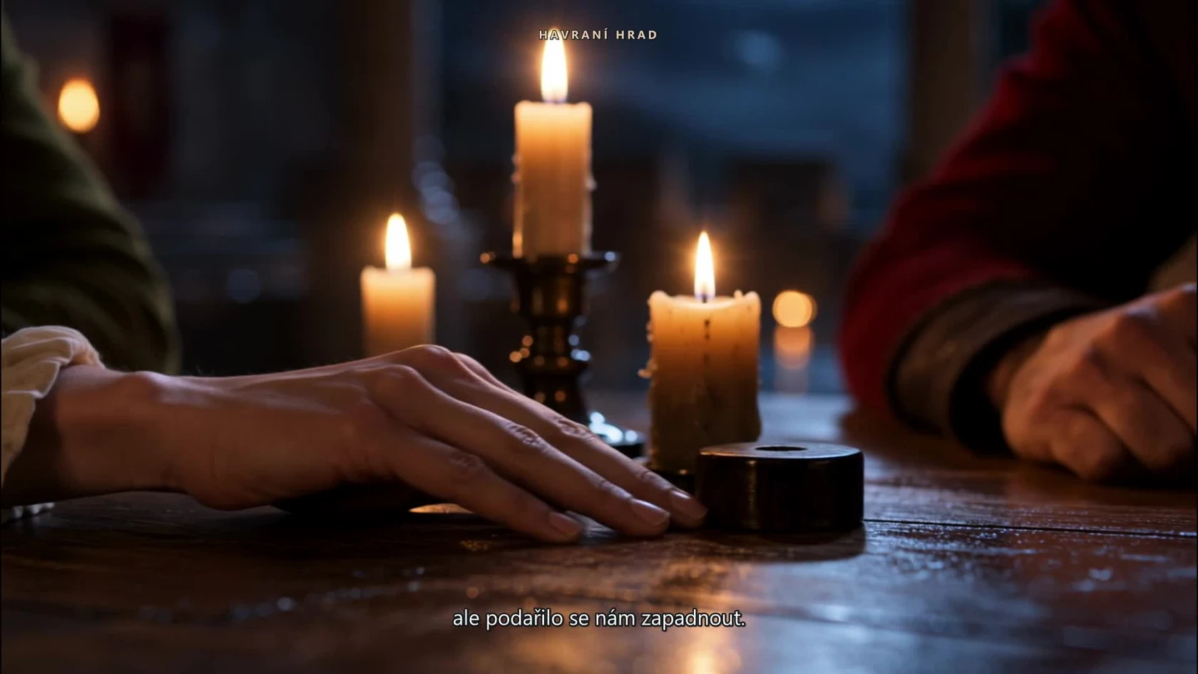 Filmový detail ruky nad žetonem na stole konkláve